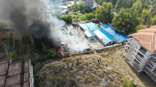 Malatya'da şantiye alanında büyük yangın: 30 konteyner küle döndü