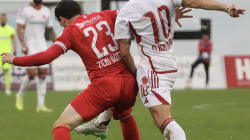 Ümraniye'de sağanak futbolu durdurdu: Hakem maçı erteledi