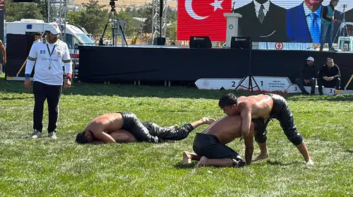 Sincan'da er meydanı kuruldu: 500 pehlivan kıran kırana mücadele etti