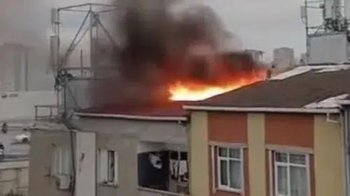 Küçükçekmece'de korkutan çatı yangını: Ekipler hızla müdahale etti
