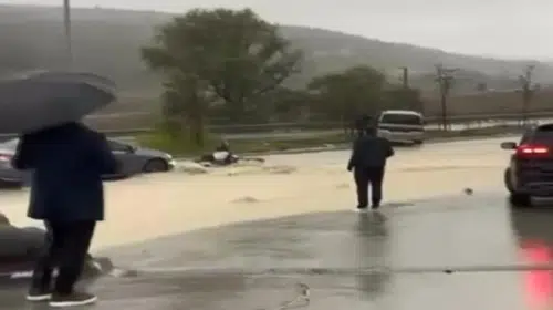 İstanbul'da sağanak kabusu: Motosikletliler sulara teslim oldu