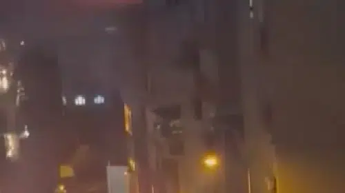 Küçükçekmece'de korkutan çatı yangını: Ekipler seferber oldu