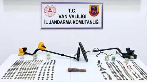 Çaldıran'da tarihi eser operasyonu: Yüzlerce sikke ele geçirildi