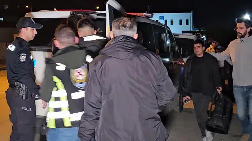 Çalıntı araç ihbarı göçmen kaçakçılığını ortaya çıkardı