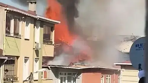 Sultanbeyli'de korkutan çatı yangını: Ekipler müdahale etti