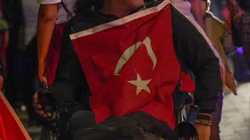 Antalya sokakları Cumhuriyet ışığıyla aydınlandı: 103. yıl coşkusu ertelenmişti ama sönmedi