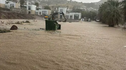 Bodrum'da şiddetli yağış hayatı felç etti: İş yerleri sular altında kaldı