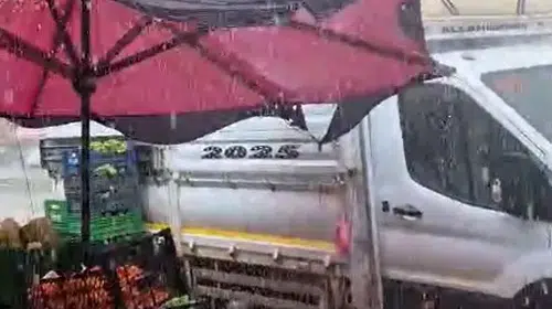 Sivas'ta aniden bastıran dolu ve sağanak hayatı felç etti