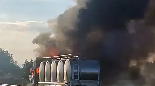 TAG Otoyolu'nda korkutan yangın: Seyir halindeki TIR küle döndü