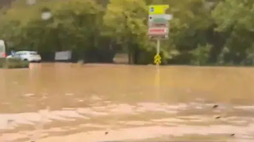 Beykoz'da aniden bastıran sağanak ulaşımı felç etti
