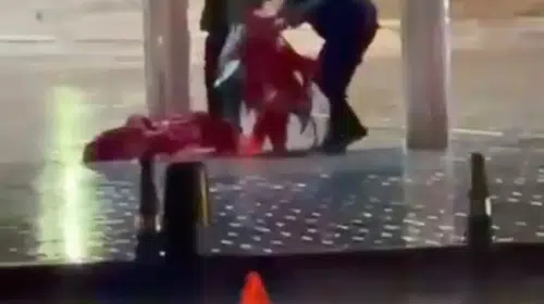 Taksim'de fırtınaya karşı duyarlı hareket: Yere düşen bayrağı polis kurtardı