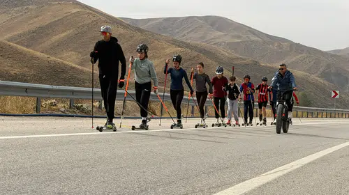 Yüksekova'da şampiyon kayakçıların tehlikeli mesaisi: Asfalt yolda ölümle dans