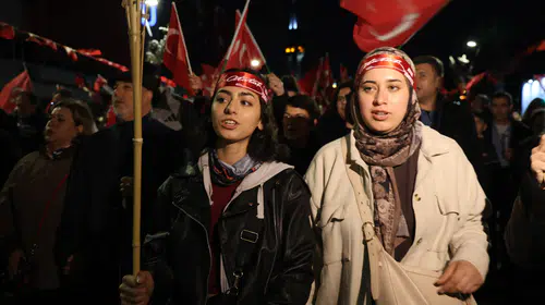 İzmir sokakları 29 Ekim coşkusuyla aydınlandı: 350 metrelik bayrakla dev yürüyüş