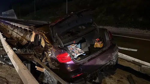 TEM Otoyolu'nda gece yarısı dehşeti: Bariyerlere saplanan otomobilin sürücüsü kurtarılamadı