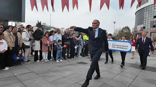 Düzce'deki Cumhuriyet kutlamalarında bir isim herkesin dikkatini çekti