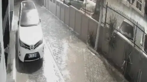 Adana'da gece yarısı havai fişek dehşeti: Araç ve evlere zarar verdiler