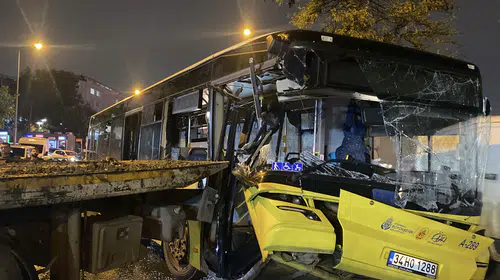 Bağcılar'da yağışın etkisiyle kontrolden çıkan İETT otobüsü park halindeki araca çarptı