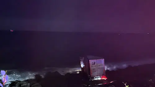 Karadeniz sahilinde korkutan kaza: TIR denize düşmekten son anda kurtuldu