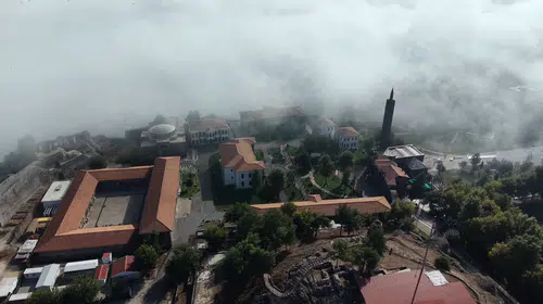 Diyarbakır'da sisli sabah: Tarihi doku bulutların arasına gizlendi