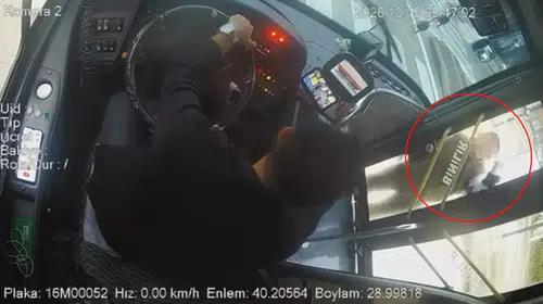 Bursa'da trafikte öfke patlaması: Otobüs camını yumruklarıyla parçaladı