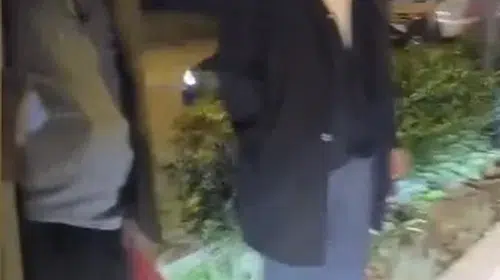 Esenyurt'ta ulaşım krizi: Yolcular garaja dönen otobüsün yolunu kapattı