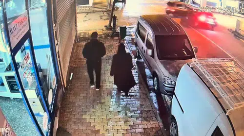 Kahta'da korkutan kaza: Kavşakta çarpışan araçlar dükkana daldı