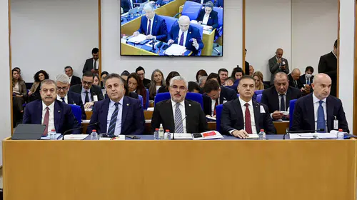 Meclis'te fon tasfiyesi mesaisi: Muhalefetten kayyım protestosu ve Bakan Şimşek tepkisi