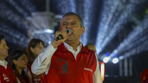 Özgür Özel'den Kadıköy'de Cumhuriyet vurgusu: 86 milyonun ortak çatısı