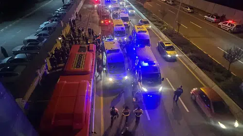 Başkentte toplu taşıma faciası: EGO otobüsü üst geçide girdi