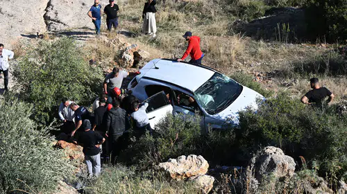 Antalya'da korkunç kaza: Seyir terasından uçuruma yuvarlanan otomobil hurdaya döndü
