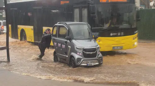Beykoz'da sağanak hayatı felç etti: Sürücüler araçlarını su birikintilerinden iterek çıkardı