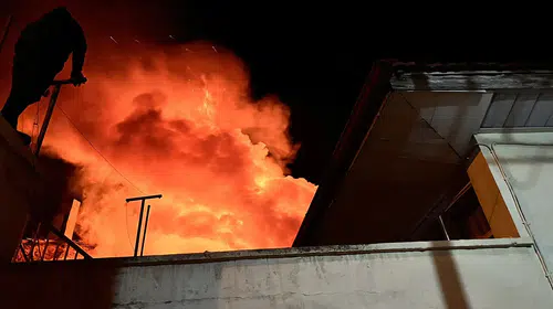 Manisa'da acı olay: Alevlere teslim olan evini izlerken kalbi durdu