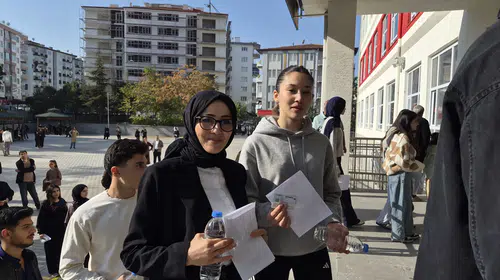 Malatya'da sınav heyecanı: Anne ve kızı aynı okulda ter döktü