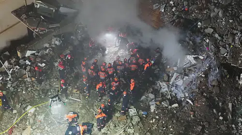 Maltepe'de yıkılan binada zamana karşı yarış: 3 kişiye ulaşılmaya çalışılıyor