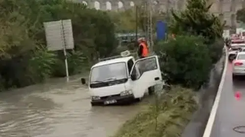 İstanbul'da sağanak felaketi: Kamyonet rögara saplandı