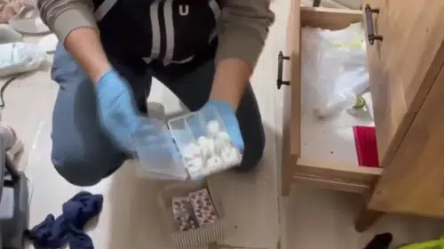 Beyoğlu'ndaki zehir tacirlerine polis baskını: Çok sayıda uyuşturucu madde ele geçirildi