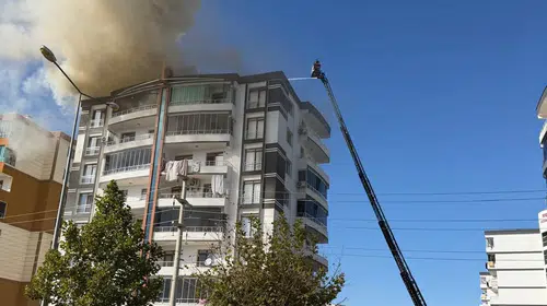 Diyarbakır'da korku dolu anlar: 8 katlı binanın çatısı alevlere teslim oldu