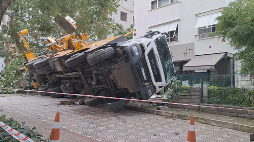 İstanbul'da korkutan kaza: İnşaat vincinin çarptığı bina hasar gördü