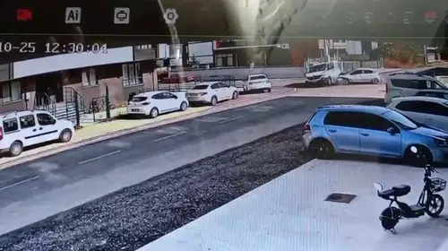 Düzce'de kavşak dehşeti: Üç aracın karıştığı kaza kamerada