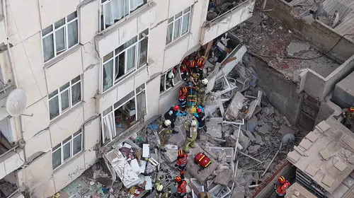 Maltepe'de korku dolu anlar: 7 katlı binanın alt katları çöktü