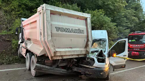 Ordu'da feci kaza: Öğrencileri taşıyan minibüs kamyonla çarpıştı