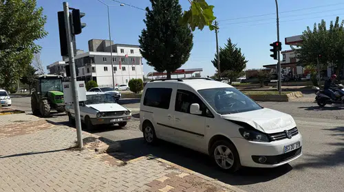 Adıyaman'da dört aracın karıştığı zincirleme kaza: Bir kişi hastanelik oldu