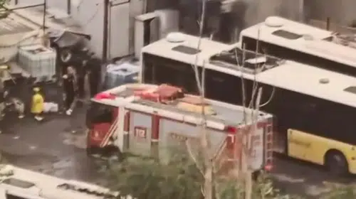 Bakırköy'deki İETT garajında korkutan yangın: Alevler otobüslere ulaşmadan durduruldu