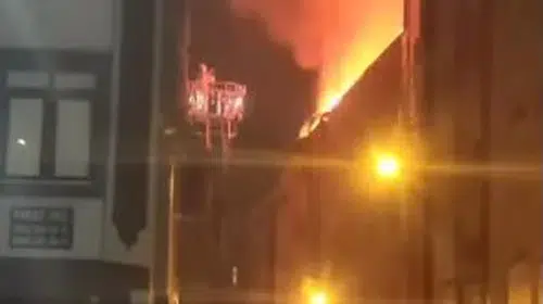 Esenler'de gece yarısı korkutan çatı yangını