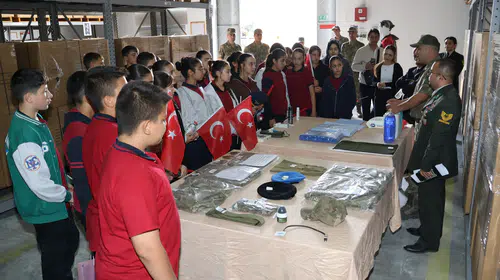 Gençler kışla kapılarını araladı: Mehmetçik ile omuz omuza bir gün