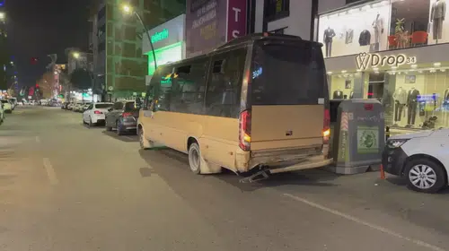 Halkalı Caddesi'nde gece yarısı kaza: Minibüs yolcuları hastanelik oldu