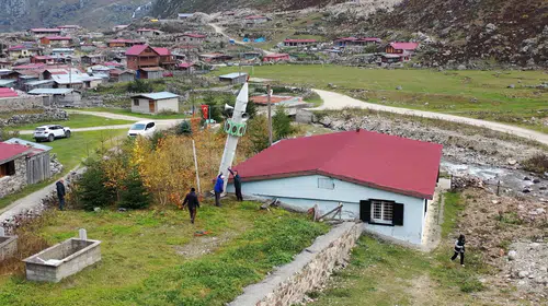 Rize'nin yaylalarında kış mesaisi: Minareyi çığdan korumak için yere yatırdılar