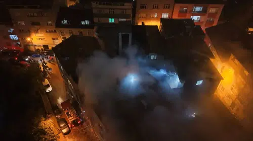 Kağıthane'de gece yarısı korkutan yangın: Çatı alevlere teslim oldu