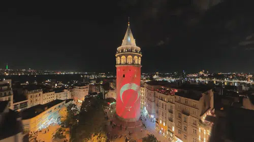 İstanbul'un kurtuluş coşkusu Galata'ya yansıdı: Tarihi kule al bayrakla parladı