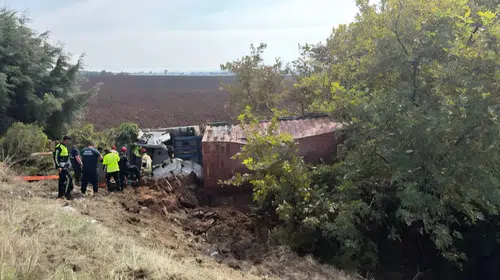 Bursa'da korkutan kaza: Direksiyon hakimiyetini kaybeden TIR tarlaya devrildi
